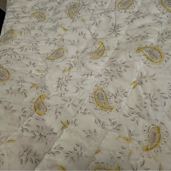 Pottery Barn Kids Lara Paisley Gray Yellow Reversible Toddler Baby Crib Quilt - Picture 10 of 14